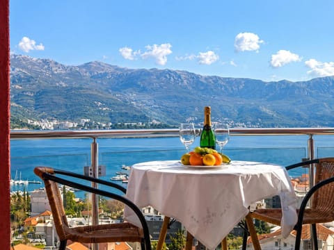 Day, Natural landscape, View (from property/room), Balcony/Terrace, Food and drinks, Dining area, Food, Mountain view, Sea view, Drinks, Alcoholic drinks