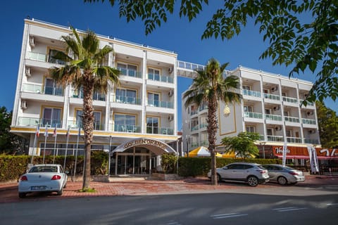 Property building, Restaurant/places to eat, Neighbourhood, Street view, Parking
