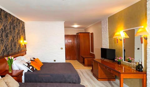 Bed, TV and multimedia, Photo of the whole room, Bedroom, hair dresser, wardrobe