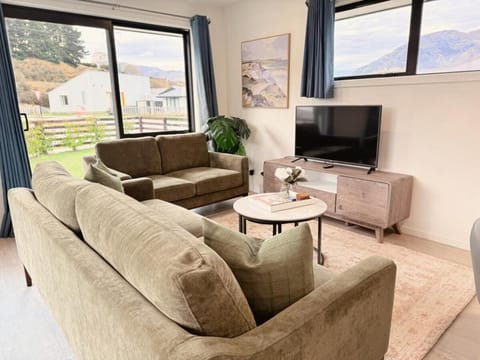 TV and multimedia, Living room, Seating area, Evening entertainment