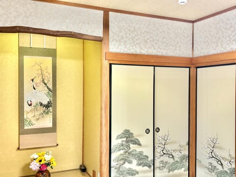 Photo of the whole room, Decorative detail