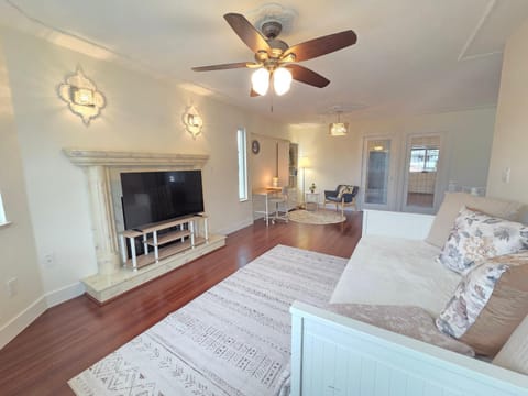 Communal lounge/ TV room, TV and multimedia, Living room, Seating area, Evening entertainment, fireplace