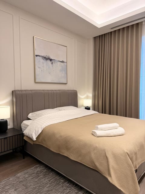 Bed, Photo of the whole room, Decorative detail, Bedroom, towels