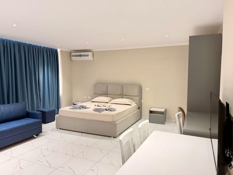 Bed, TV and multimedia, Living room, Photo of the whole room, Seating area, Bedroom, air conditioner