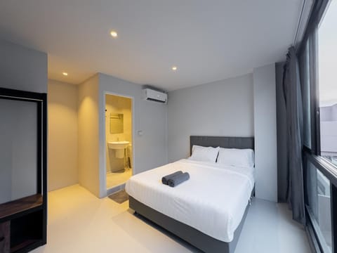 Bed, Bedroom, towels, air conditioner