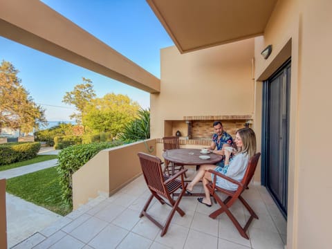 Patio, Day, People, BBQ facilities, TV and multimedia, Coffee/tea facilities, View (from property/room), Balcony/Terrace, Seating area, Dining area, Guests, group of guests