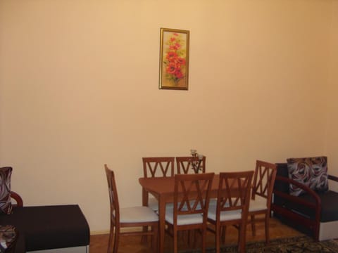 Living room, Photo of the whole room, Decorative detail, Dining area