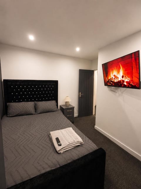 Communal lounge/ TV room, Bed, TV and multimedia, Bedroom, flat iron, heating, heating, towels, towels, wardrobe, air conditioner, air conditioner