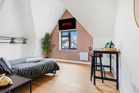 Bed, Photo of the whole room, Bedroom