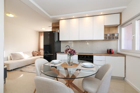 Dining area, kitchen