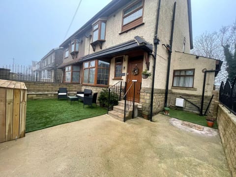 Property building, Day, Neighbourhood