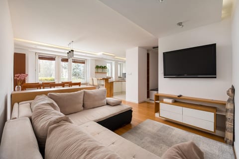 Communal lounge/ TV room, TV and multimedia, Kitchen or kitchenette, Living room, Seating area, Evening entertainment