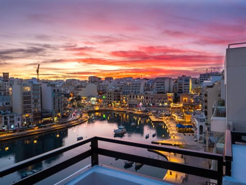 Property building, Nearby landmark, Day, Natural landscape, Bird's eye view, View (from property/room), Balcony/Terrace, City view, Lake view, River view, Sea view, Sunrise, Sunset