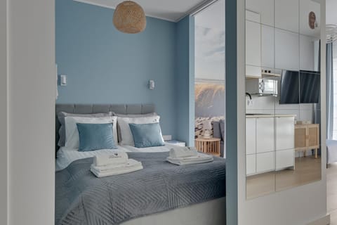 Bed, TV and multimedia, Kitchen or kitchenette, Bedroom