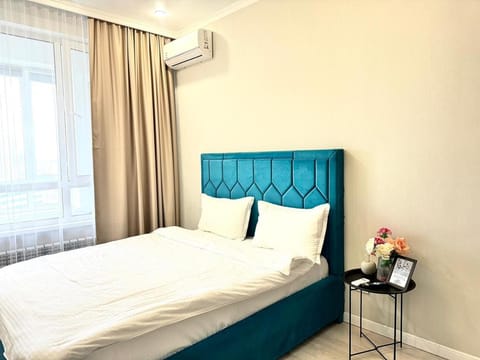 Bed, Photo of the whole room, Bedroom, air conditioner