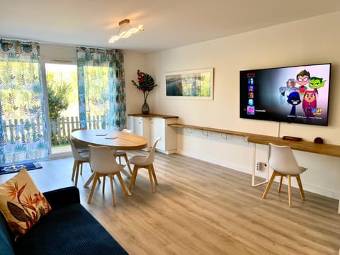 TV and multimedia, Living room, Seating area, Dining area