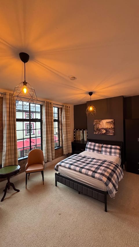 Bed, Photo of the whole room, Seating area, Bedroom