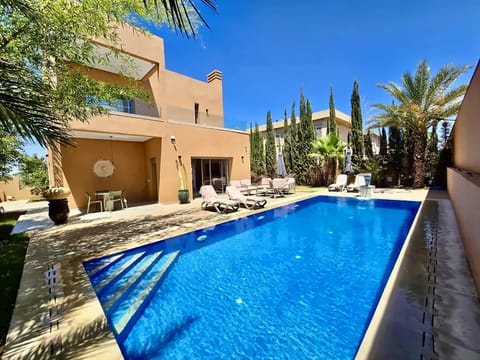 Property building, Patio, Day, Pool view, Swimming pool, sunbed