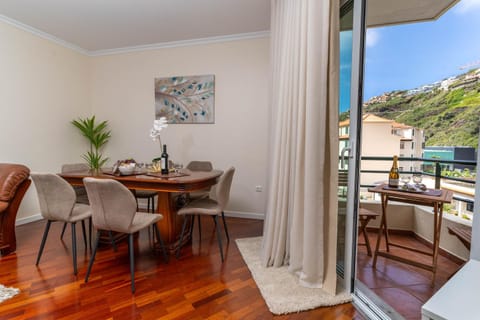 Property building, Natural landscape, Balcony/Terrace, Dining area, Mountain view, Breakfast