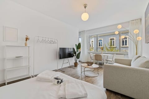 Bed, TV and multimedia, Living room, Photo of the whole room, Seating area, Bedroom, towels