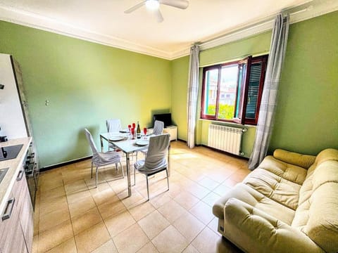 Kitchen or kitchenette, Seating area