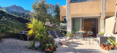 Patio, Mountain view