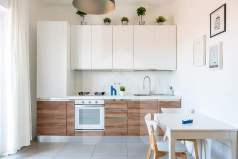 Kitchen or kitchenette, Dining area, oven, stove