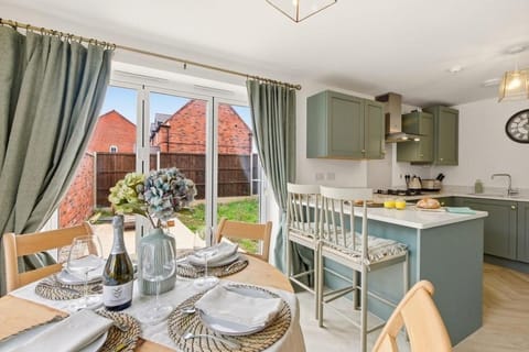 Coffee/tea facilities, Dining area, Breakfast, dishwasher, oven, stove, kitchen