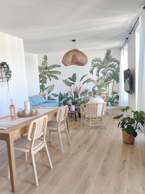 Living room, Seating area, Dining area, City view