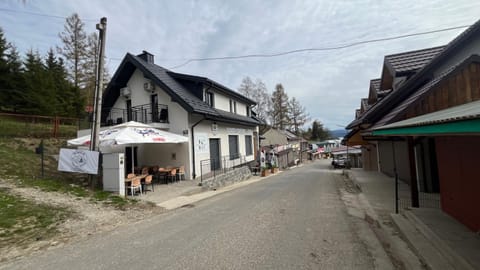 Property building, Day, Neighbourhood, Street view, Location