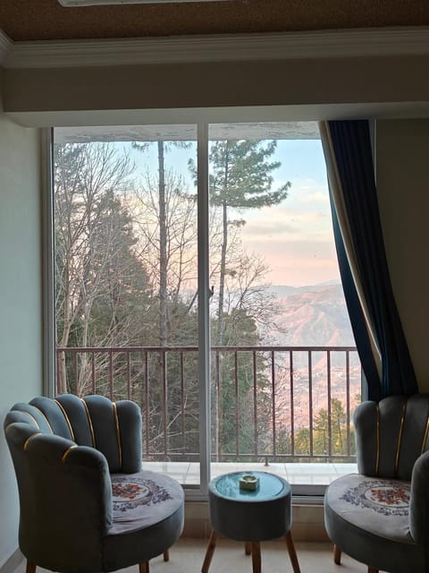View (from property/room), Balcony/Terrace, Balcony/Terrace, Seating area, Mountain view