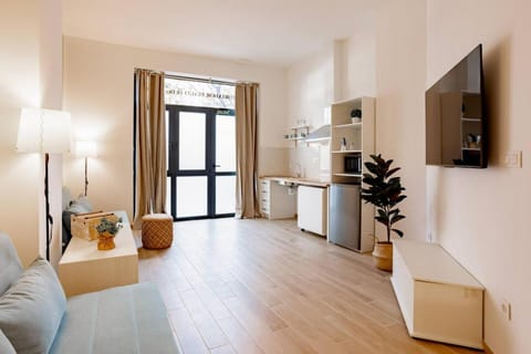 TV and multimedia, Kitchen or kitchenette, Living room, Seating area