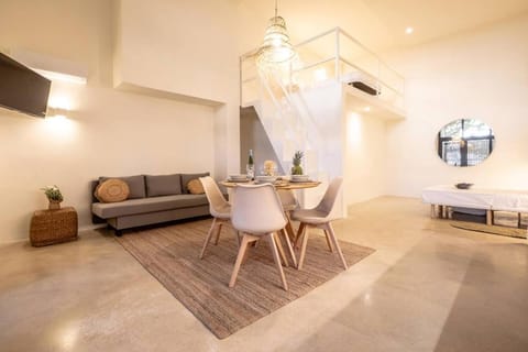 TV and multimedia, Living room, Seating area, Dining area
