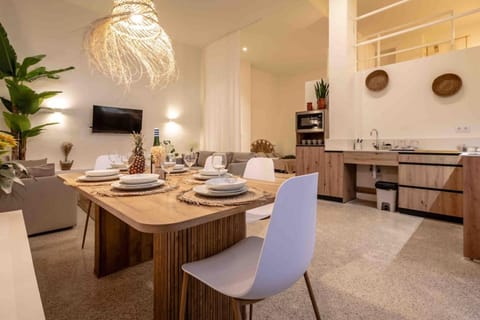 TV and multimedia, Kitchen or kitchenette, Living room, Seating area, Dining area