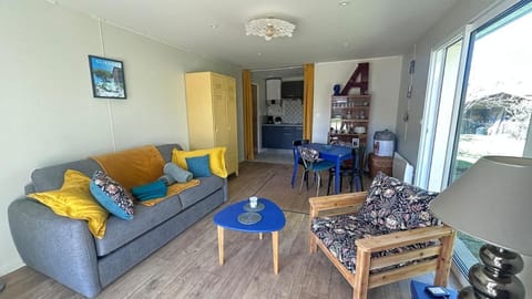 Kitchen or kitchenette, Seating area, Dining area