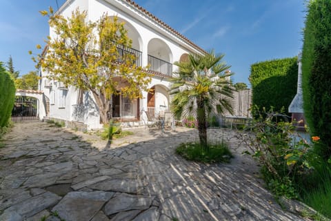 Property building, Spring, Day, Garden, Garden view