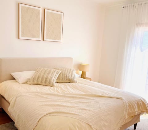 Bed, View (from property/room), Balcony/Terrace, Photo of the whole room, Bedroom, internet, air conditioner
