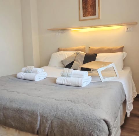 Bed, Bedroom, towels
