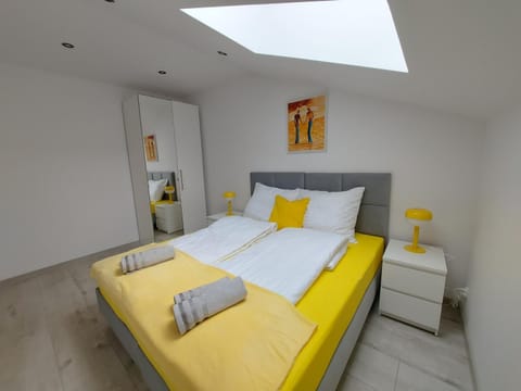 Bedroom, towels