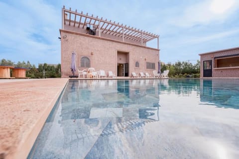 Property building, Patio, Day, Swimming pool, sunbed