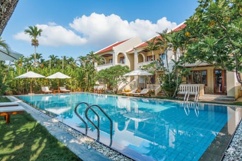 Swimming pool, sunbed