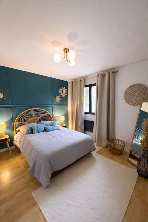 Photo of the whole room, Bedroom