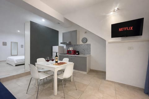TV and multimedia, Coffee/tea facilities, Kitchen or kitchenette, Living room, Food and drinks, Seating area, Dining area, oven
