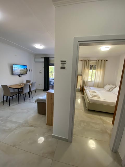Bed, TV and multimedia, Living room, Photo of the whole room, Seating area, Dining area, Bedroom