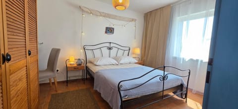 Photo of the whole room, Bedroom, wardrobe