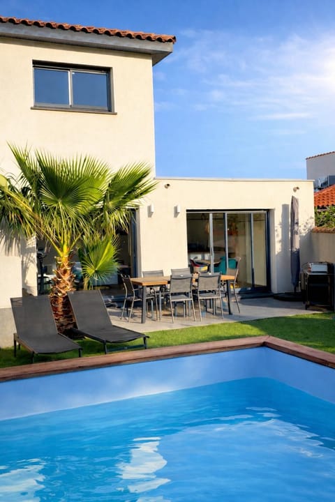 Property building, Garden, Garden, Garden view, Swimming pool