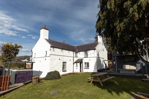 Property building, Day, Garden, Garden view, Landmark view