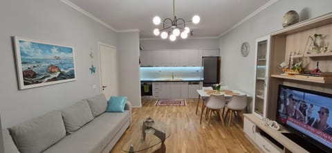 TV and multimedia, Kitchen or kitchenette, Living room, Decorative detail, Seating area, Dining area, Text overlay