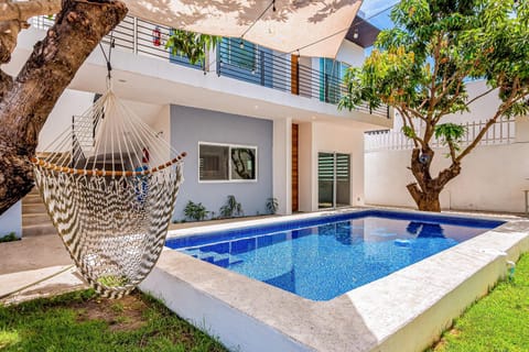 Property building, Day, Garden, Pool view, Swimming pool