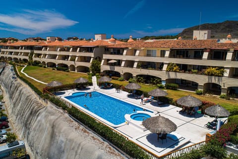Property building, Day, Swimming pool, Swimming pool, sunbed